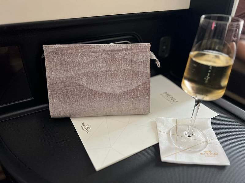 Etihad Business Class Amenity Kit und Champagner