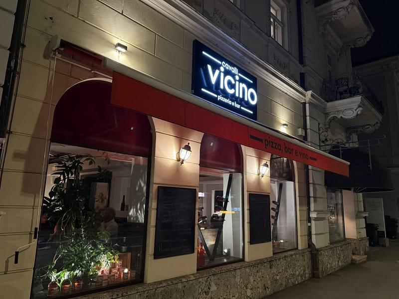 Cavalli Vicino Salzburg Außenansicht bei Nacht – Pizzeria e Bar Neutorstraße 28