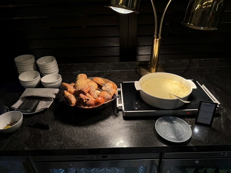 Speisenangebot Executive Lounge Hilton Vienna Plaza Abend